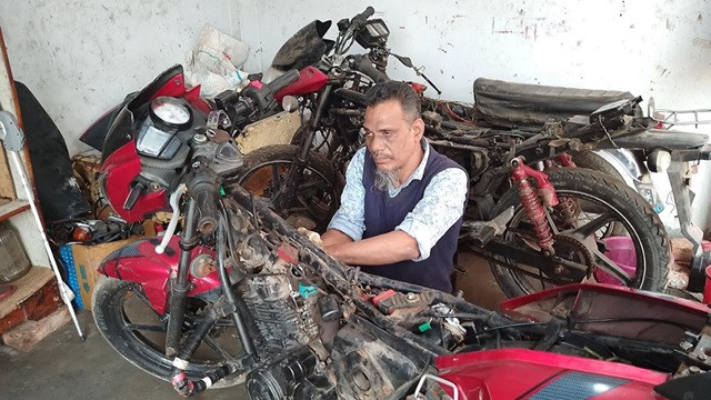 শব্দ শুনে মোটরসাইকেল মেরামত করেন দৃষ্টিশক্তিহীন হোসেন আলী