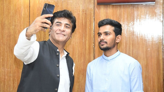পা‌কিস্তানের ইক‌মিশনারের সেল‌ফিতে উপদেষ্টা আসিফ মাহমুদ