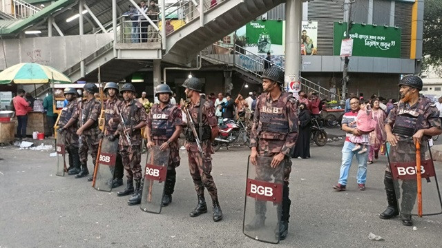 শাহবাগে যৌথবাহিনীর সতর্ক অবস্থান, আছে এপিসি-জলকামান