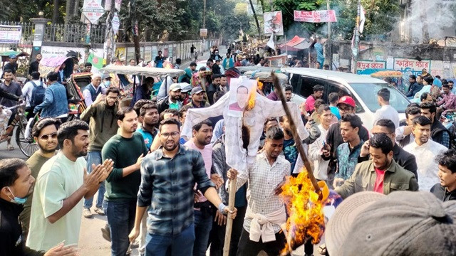 ঢাকা কলেজ ছাত্রদলের নতুন কমিটি অবাঞ্ছিত ঘোষণা, কুশপুতুল দাহ