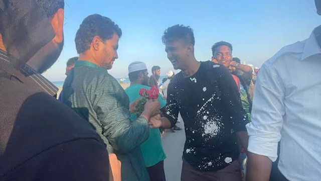 সেন্ট মার্টিন পৌঁছেছে জাহাজ, পর্যটকদের ফুল দিয়ে বরণ