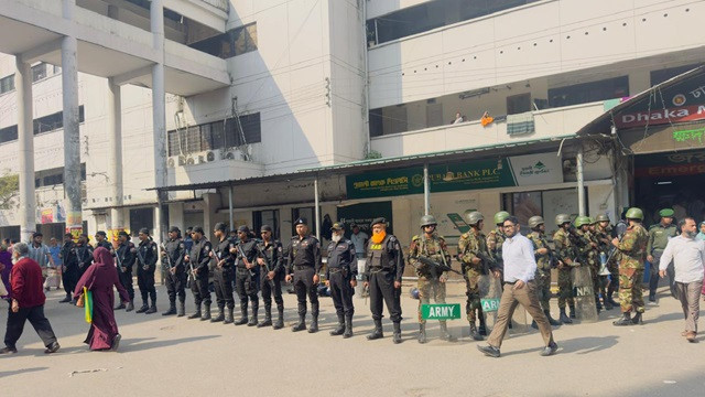 ঢামেকেও সাদ-জুবায়েরপন্থিদের সংঘর্ষ, সেনাবাহিনী-পুলিশ মোতায়েন