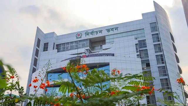 ইসির ৬২ কর্মকর্তাকে পদায়ন-বদলি