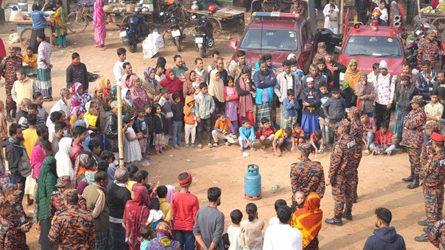 অগ্নিকাণ্ড প্রতিরোধে কড়াইল বস্তিতে ফায়ার সার্ভিসের গণসংযোগ