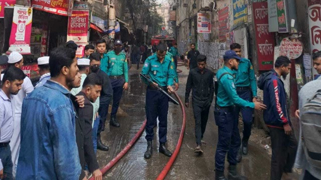 পল্টনে ভবনে আগুনে : উদ্ধার সহায়তায় দুই প্লাটুন বিজিবি মোতায়েন
