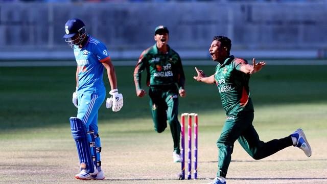 ইমনের জোড়া ব্রেক-থ্রু, ম্যাচে ফিরল বাংলাদেশ