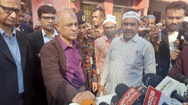 ফায়ার ফাইটাররা যখন আগুন নেভাচ্ছিল পুলিশ কেন রাস্তা বন্ধ করেনি?