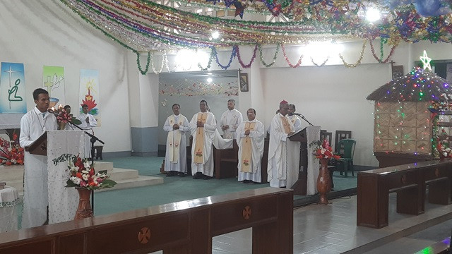 কাকরাইল চার্চে চলছে নানা আয়োজন, প্রার্থনায় মগ্ন যিশুর ভক্তরা