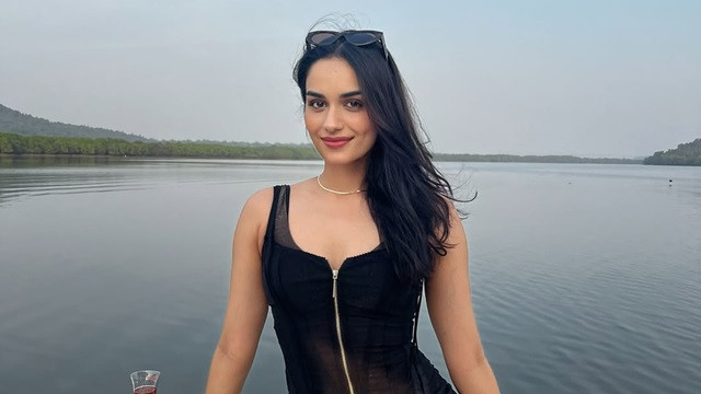 সৈকতে মনোকিনিতে ধরা দিলেন মানুষী চিল্লার