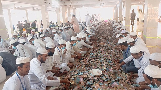 পাগলা মসজিদে সাত ঘণ্টায় পাওয়া গেল ৭ কোটি ২০ লাখ টাকা, গণনা চলছে