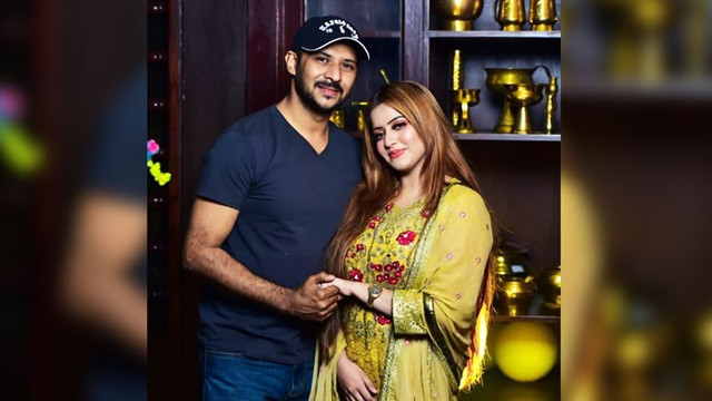 প্রথমে পরকীয়ার অভিযোগ, পরে ক্ষমা চাইলেন নিরবের স্ত্রী