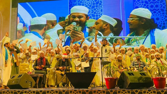 ২০০ হাফেজকে পাগড়ি পরিয়ে সম্মাননা, এক সঙ্গে করলেন তিলাওয়াত