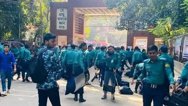 তিতুমীর কলেজে বিপুল সংখ্যক পুলিশ মোতায়েন