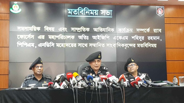৫ আগস্টের পর চাঁদাবাজি-ছিনতাইয়ে র‍্যাবের ১৬ সদস্য আটক