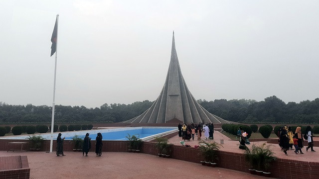 নিষেধাজ্ঞা অমান্য করে স্মৃতিসৌধে দর্শনার্থীদের ভিড়