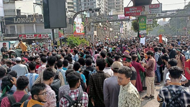 সায়েন্সল্যাব অবরোধ করলেন সাত কলেজ শিক্ষার্থীরা