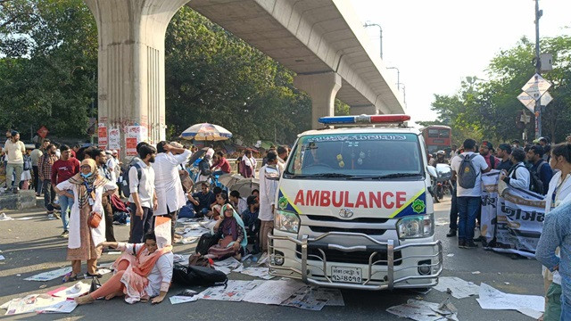 সাড়ে ৫ ঘণ্টা অবরুদ্ধ শাহবাগ : চতুর্দিকে অ্যাম্বুলেন্সের সাইরেন