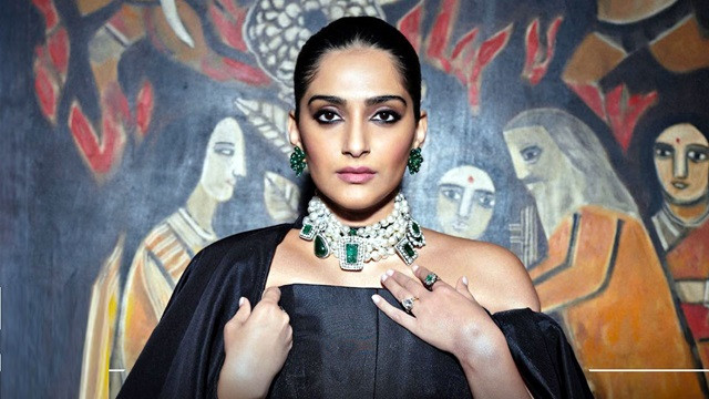 আয়নায় নিজেকে দেখে ভেঙে পড়তেন সোনম কাপুর