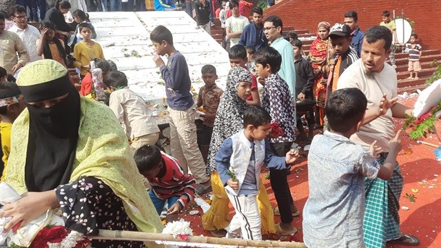 শহীদ বুদ্ধিজীবী স্মৃতিসৌধে বিশৃঙ্খলা, ফুল নিয়ে গেল ছিন্নমূল মানুষ
