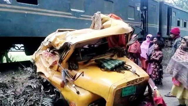 রেলক্রসিংয়ে দুমড়ে-মুচড়ে গেল ট্রাক, ৫ ঘণ্টা ট্রেন চলাচল বন্ধ